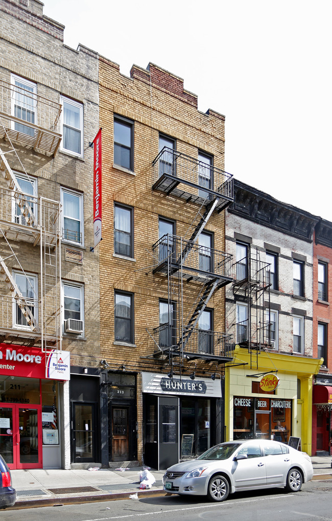 213 Smith St in Brooklyn, NY - Foto de edificio - Building Photo