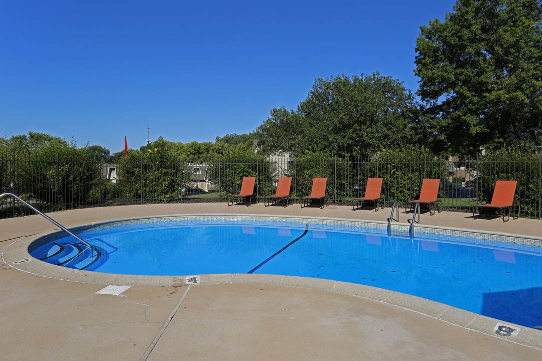 Royal Ridge Apartments in Kansas City, KS - Building Photo