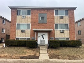 9240 Seymour Ave in Schiller Park, IL - Building Photo