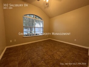 302 Salsbury Dr in Euless, TX - Foto de edificio - Building Photo