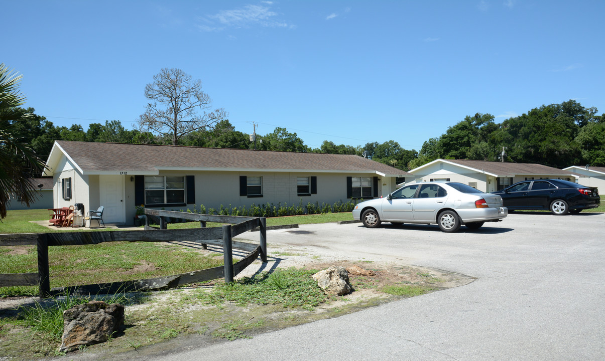 Oak Crest Villas in Ocala, FL - Building Photo