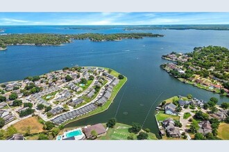 1414 April Villa W, Unit D in Montgomery, TX - Foto de edificio - Building Photo