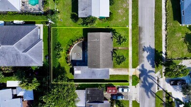 1615 Crest Dr in Lake Worth Beach, FL - Building Photo - Building Photo