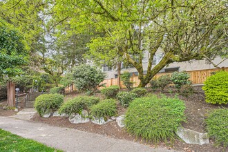 Catalina Apartments in Seattle, WA - Building Photo - Building Photo