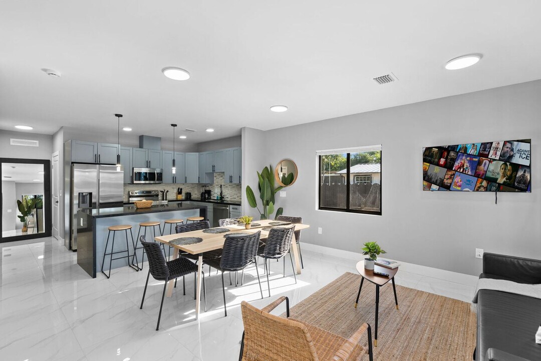 1350 NW 28th St in Miami, FL - Building Photo