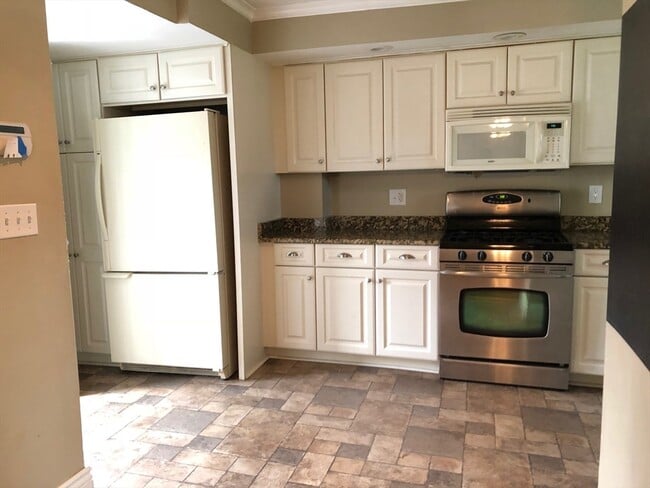 27 Pleasant St in Middleton, MA - Building Photo - Building Photo