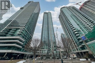33-2933 Bay St. in Toronto, ON - Building Photo - Building Photo