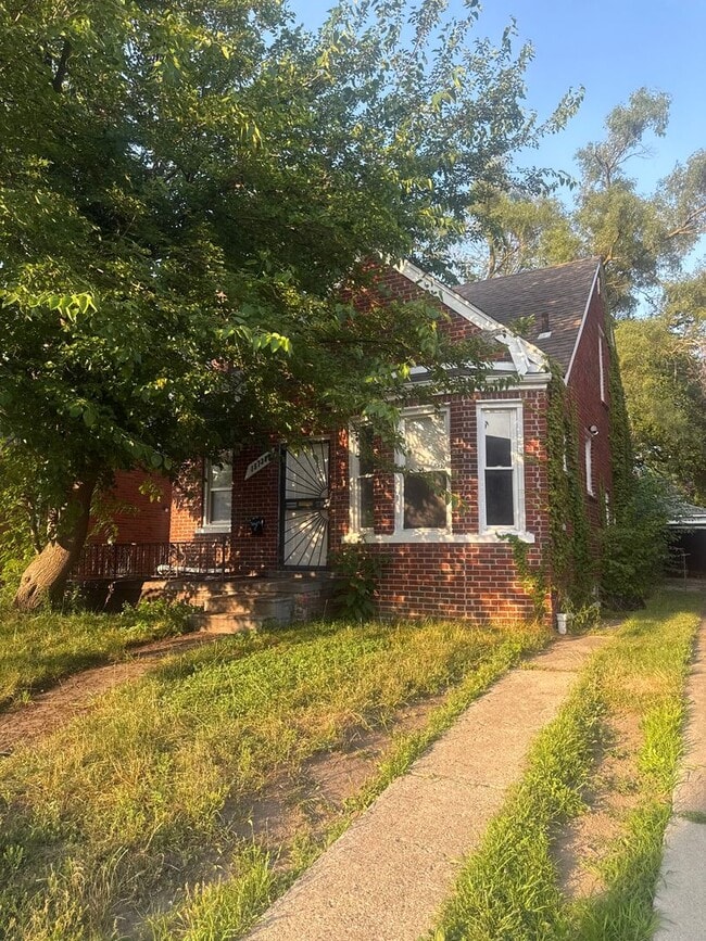 property at 15738 Sorrento Ave