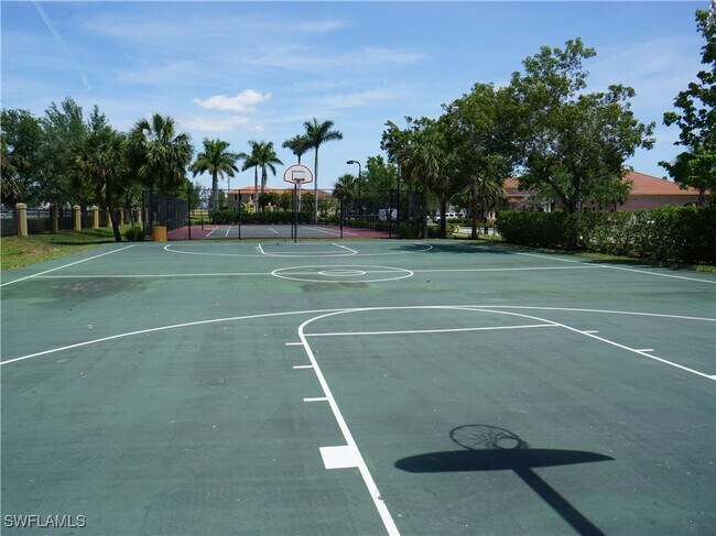 7935 Bristol Cir in Naples, FL - Foto de edificio - Building Photo