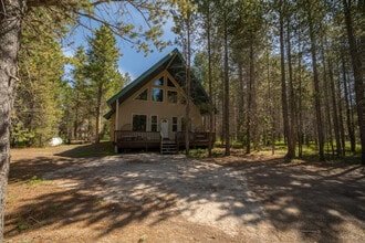 3627 Bills Loop Rd in Island Park, ID - Foto de edificio - Building Photo