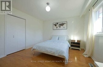 570 Louis Dr in Mississauga, ON - Building Photo - Building Photo