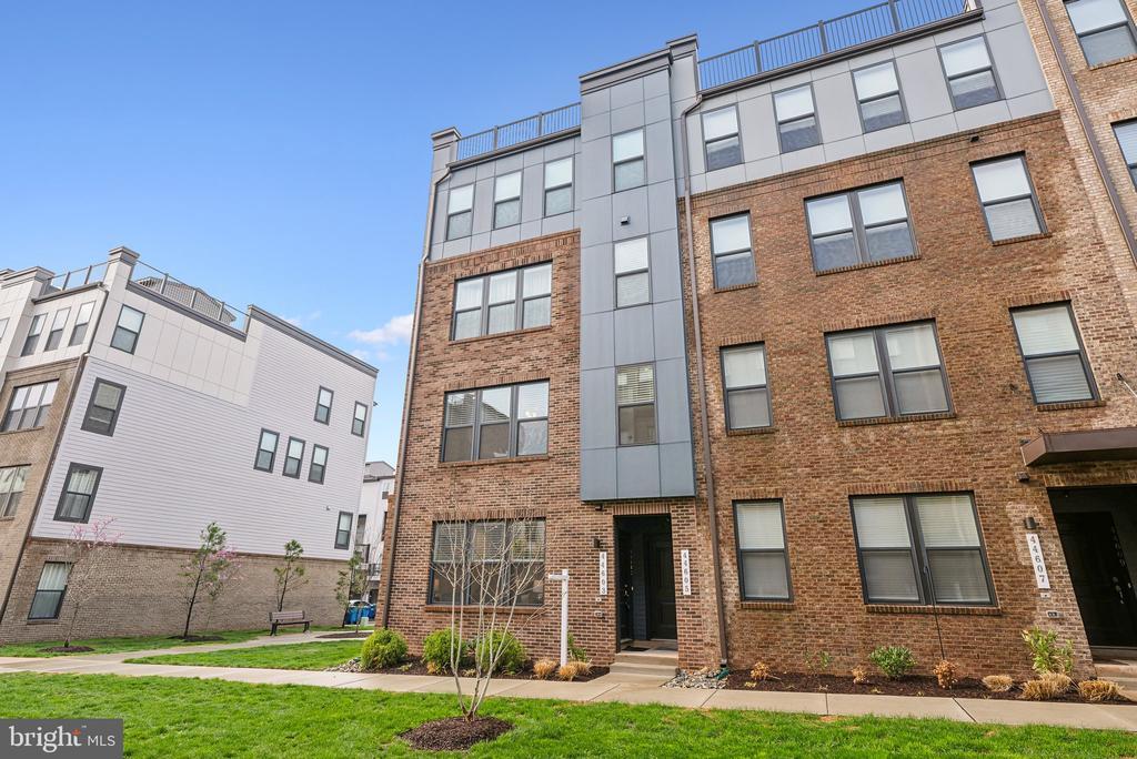 44603 Wolfhound Sq in Ashburn, VA - Building Photo