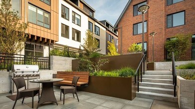 The Windward Apartments in Lake Oswego, OR - Foto de edificio - Building Photo