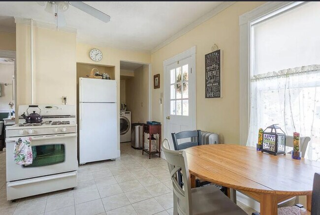 23 Converse St, Unit 1st Floor Apt in Wakefield, MA - Foto de edificio - Building Photo