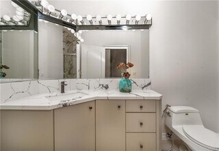 5206 Topeka Dr in Los Angeles, CA - Building Photo - Building Photo