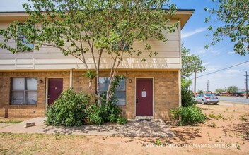 5802-5804 6th St in Lubbock, TX - Foto de edificio - Building Photo