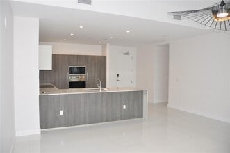 275 Giralda Ave, Unit 6F in Coral Gables, FL - Foto de edificio - Building Photo