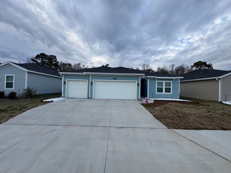8486 Horsebit Cir in Jacksonville, FL - Foto de edificio