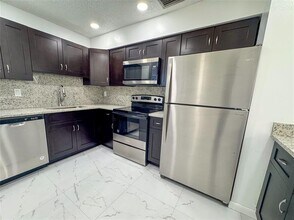 10687 Royal Palm Blvd in Coral Springs, FL - Building Photo - Building Photo