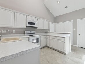 2913 Eagles Nest Dr in Bedford, TX - Building Photo - Building Photo