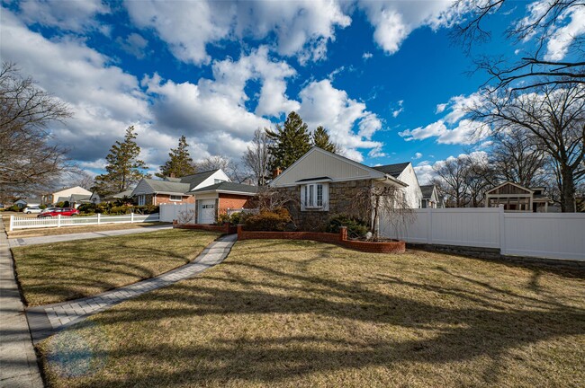 1656 Putney Rd in Valley Stream, NY - Foto de edificio - Building Photo