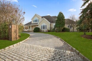 2 Grace Ct in Water Mill, NY - Building Photo