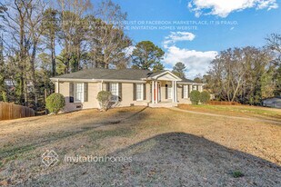 2180 Riverbrook Rd in Decatur, GA - Building Photo