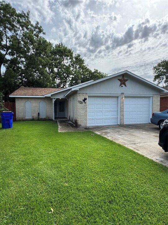 7240 Kings Dr in Baytown, TX - Building Photo