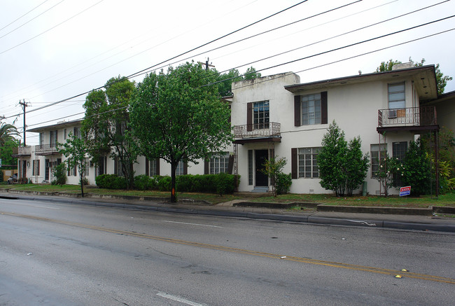 La Bella Apartments in San Antonio, TX - Building Photo - Building Photo