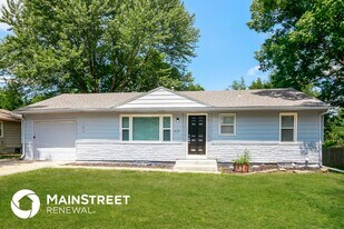1405 Country Club Dr in Pleasant Hill, MO - Building Photo