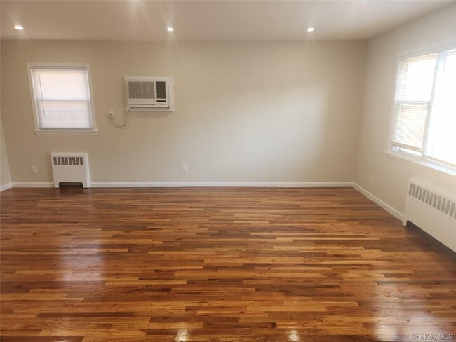 27-12 Curtis St in Queens, NY - Building Photo - Building Photo