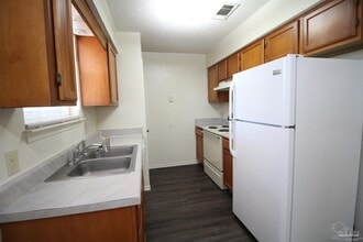 420 Oak Knoll Ln in Pensacola, FL - Building Photo - Building Photo