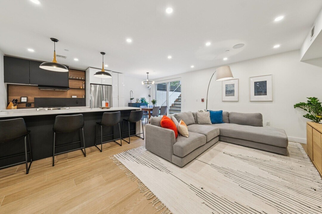 243 3rd St in Jersey City, NJ - Building Photo