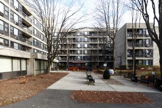 Daniel F Burns Apartments in Cambridge, MA - Foto de edificio - Building Photo