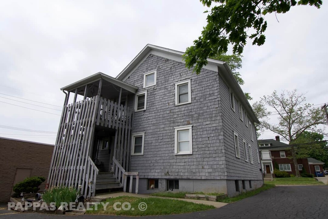 2219-2221 4th St in Cuyahoga Falls, OH - Building Photo