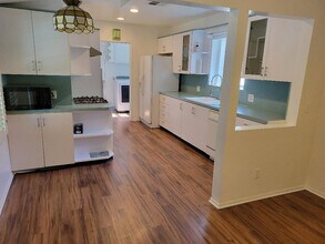 20412 Londelius St in Winnetka, CA - Foto de edificio - Building Photo