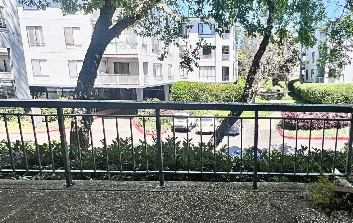 5 Admiral Dr in Emeryville, CA - Building Photo