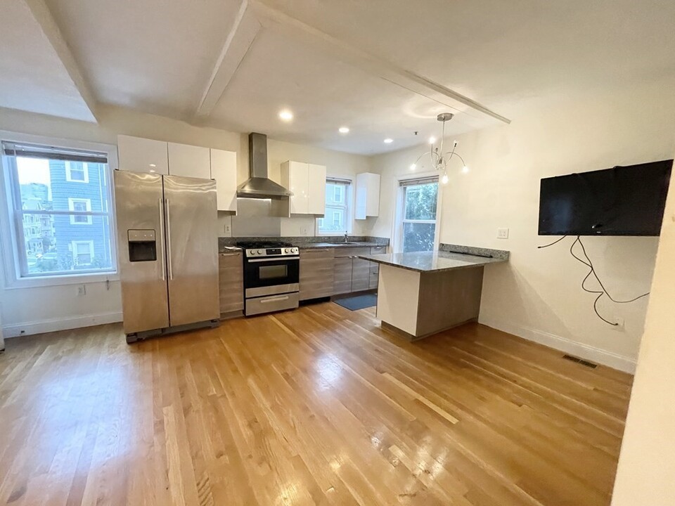 128 Hillside St, Unit 3 in Boston, MA - Building Photo