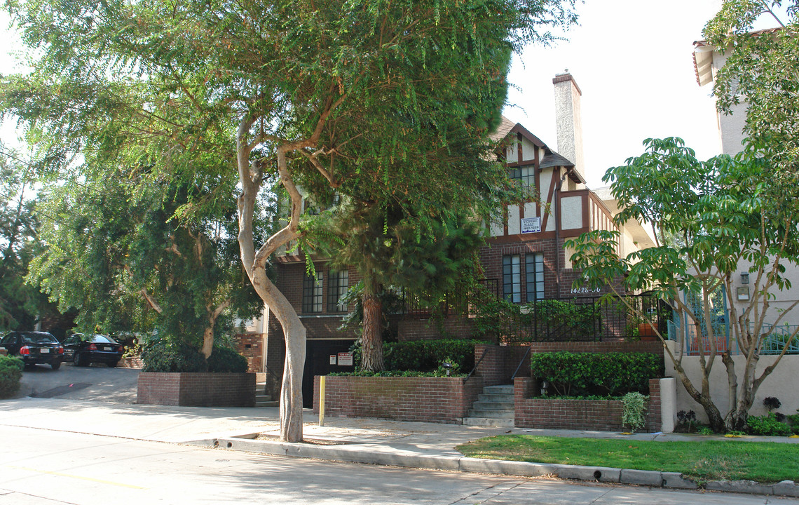 14228 Dickens St in Sherman Oaks, CA - Building Photo