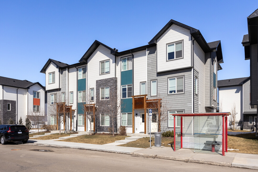 Elliston Village in Calgary, AB - Building Photo