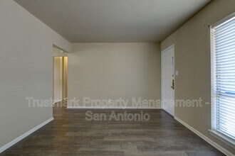 210 Lost Forest St in San Antonio, TX - Building Photo - Building Photo