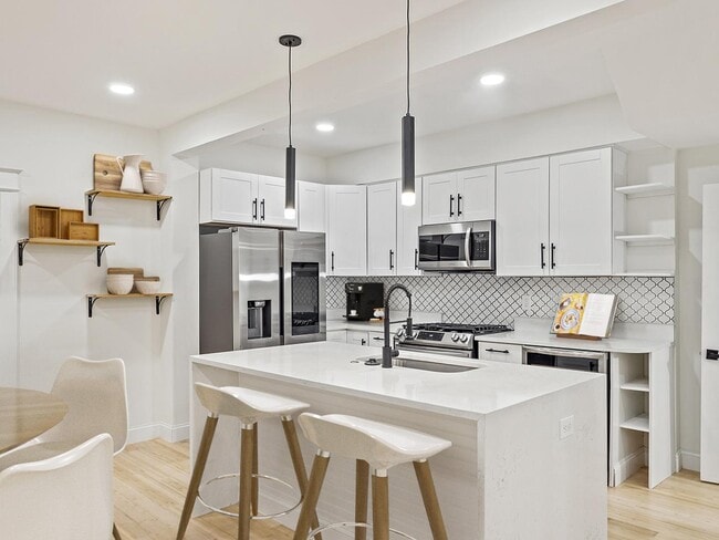 Modern update Petworth rowhouse near Fort in Washington, DC - Foto de edificio - Building Photo