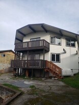 2146-2148 Monroe Ave in North Bend, OR - Building Photo