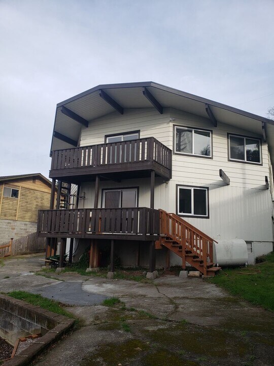 2146-2148 Monroe Ave in North Bend, OR - Building Photo