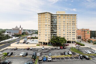 Virginia House in Virginia Beach, VA - Foto de edificio - Building Photo