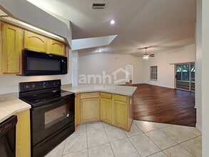 4611 Treasure Cay Rd in Tavares, FL - Foto de edificio - Building Photo