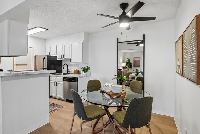 ReNew Pinehurst in Denver, CO - Foto de edificio - Building Photo