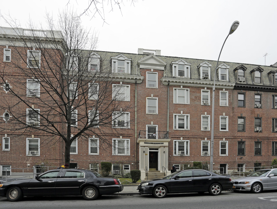 3741 85th St in Jackson Heights, NY - Foto de edificio