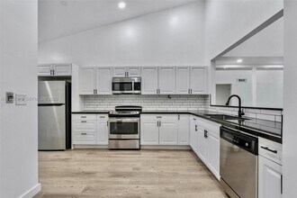 518 NE 199th Ln in Miami, FL - Building Photo - Building Photo