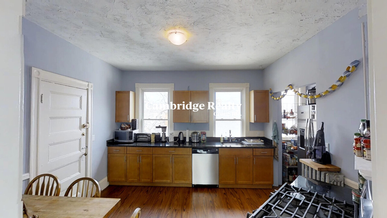 3 Kinnaird St, Unit 1 in Cambridge, MA - Building Photo